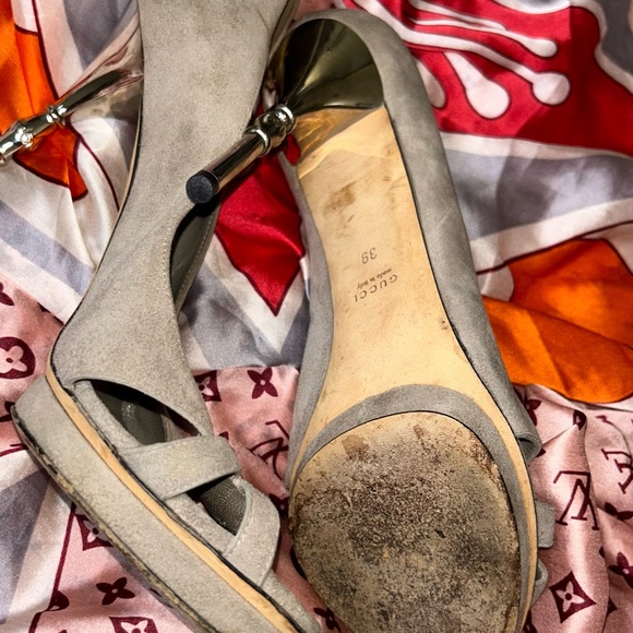 Grey, peep toe Gucci heels - Picture 2 of 3